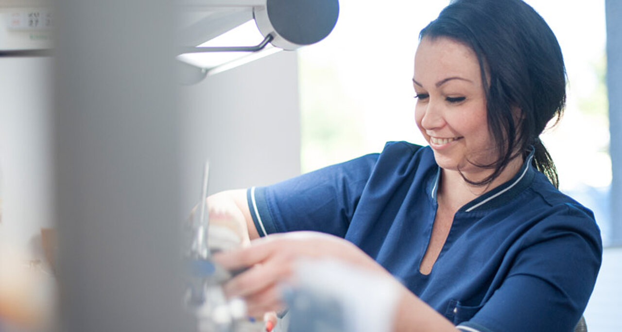 Eine Zahnmedizinische Assistentin bei der Arbeit