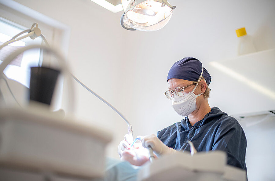 Eine Prophylaxeexpertin bei der Arbeit
