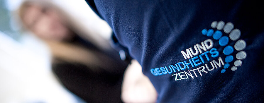 Das gestickte Logo des Mundgesundheitszentrums
