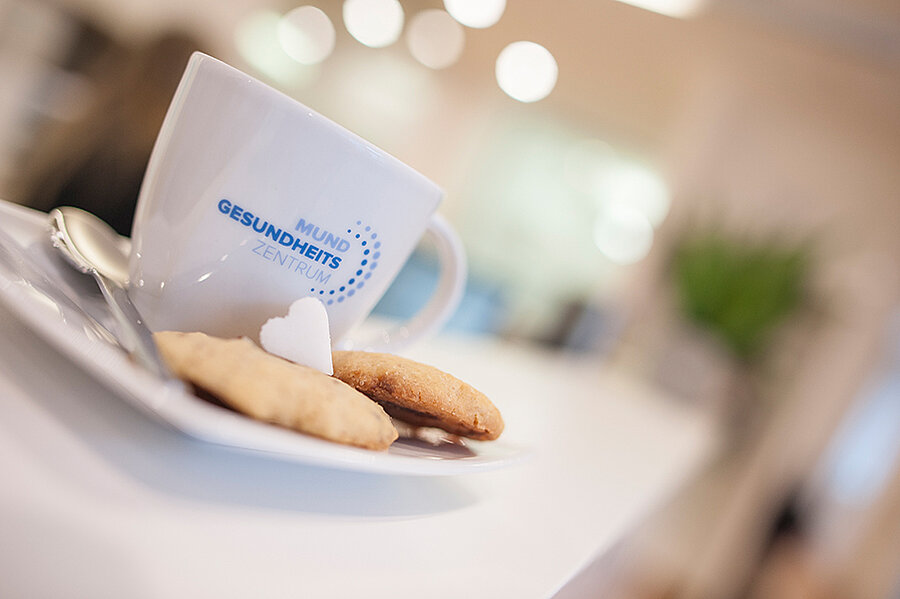 Eine Tasse mit Keksen und der Aufschrift Mundgesundheitszentrum