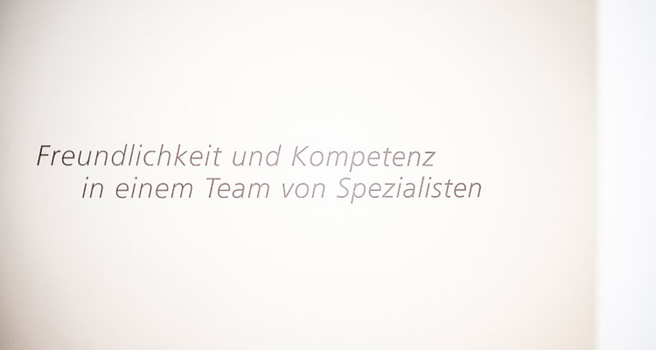 Ein Schild im MGHZ mit der Aufschrift "Freundlichkeit und Kompetenz in einem Team von Spezialisten"