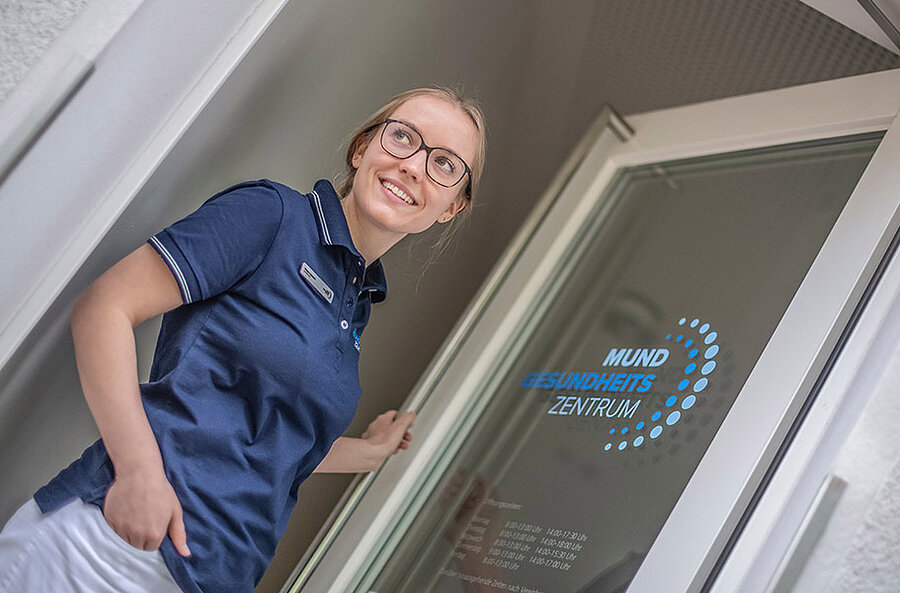 Eine Zahnärztin im Mundgesundheitszentrum