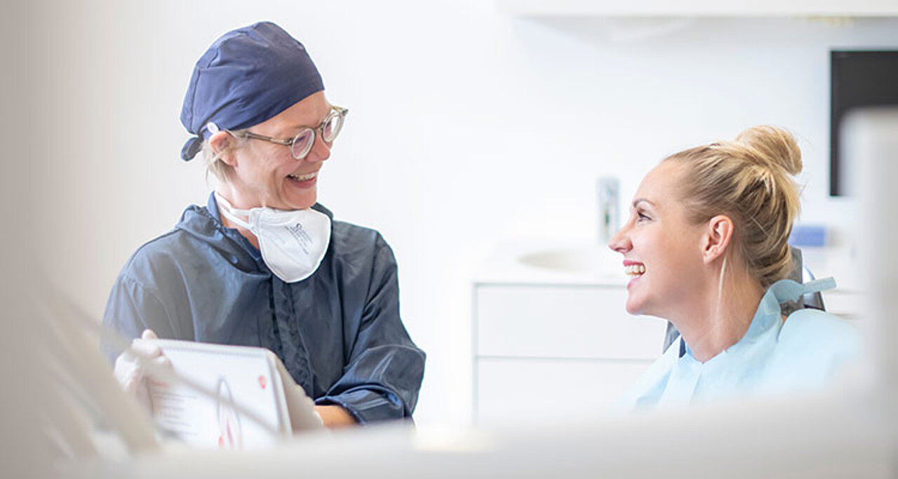 Eine Prophylaxeexpertin im Gespräch mit einer Patientin
